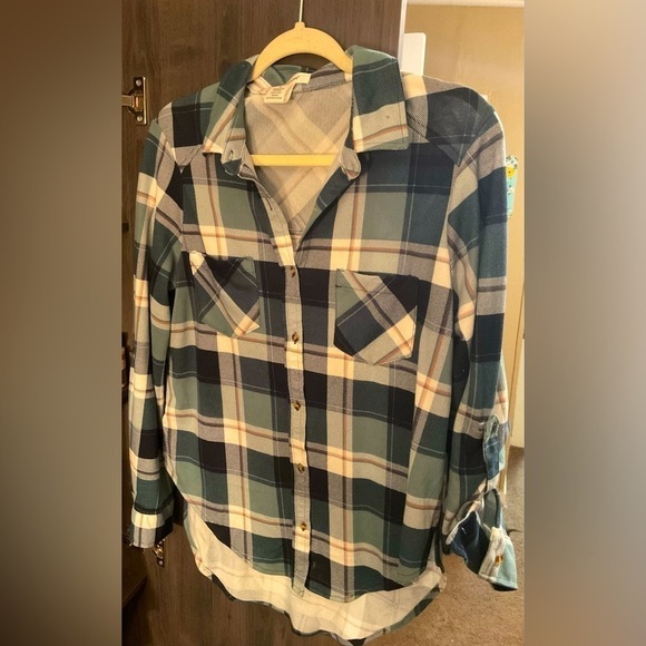 ‘Passport’ from Buckle. Size medium, high-low, plaid button down - Picture 4 of 4